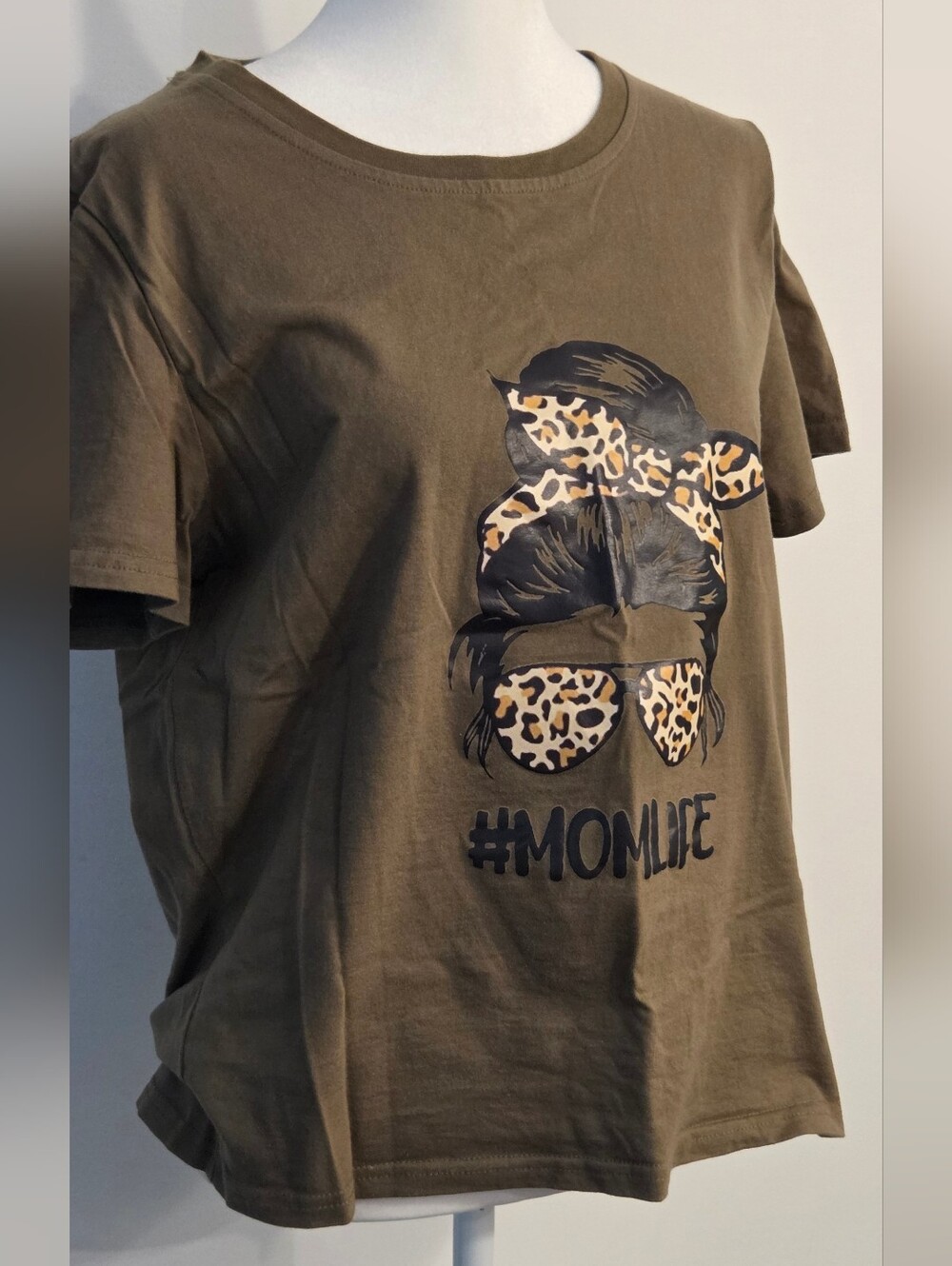 #MOMLIFE Leopard Accent Tee - Olive Green - Picture 2 of 2